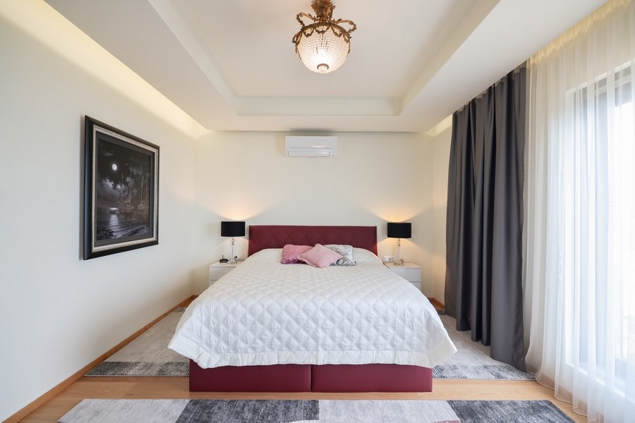 Sovrum i en villa till salu på ön Ugljan i Kroatien med en stor säng och elegant inredning