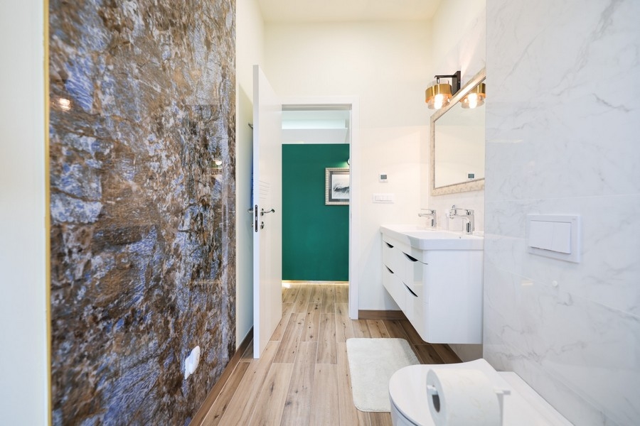 Modernt badrum med marmordetaljer i en villa till salu i Ugljan, Kroatien, med utsikt över korridoren