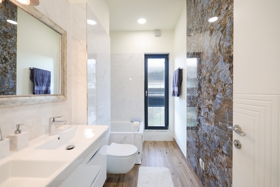 Rymligt och ljust badrum med dubbla handfat i en lyxig villa på ön Ugljan i Kroatien