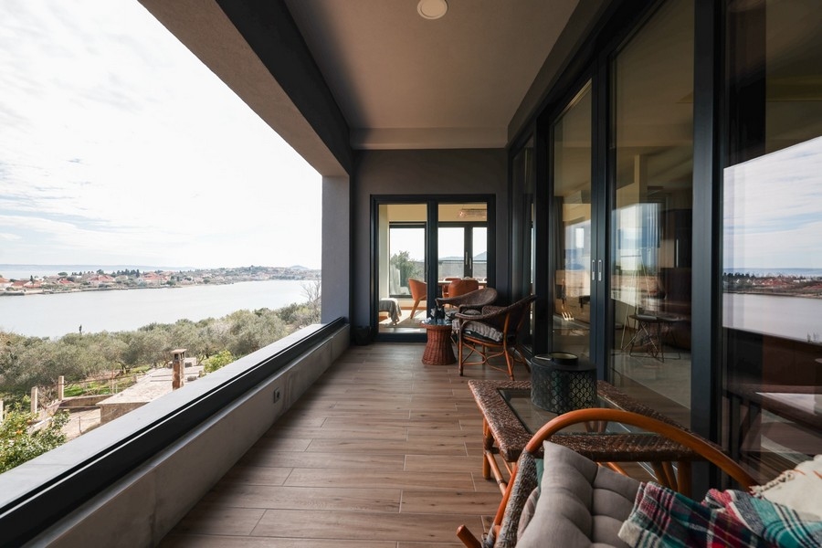 Täckt terrass till en villa till salu på Ugljan med bekväma sittplatser och panoramautsikt över Adriatiska havet.