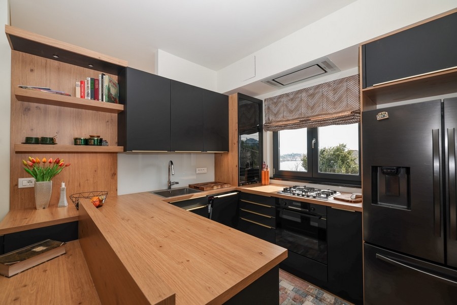 Interiörvy av det moderna köket i en villa till salu på Ugljan, med trädetaljer och havsutsikt.