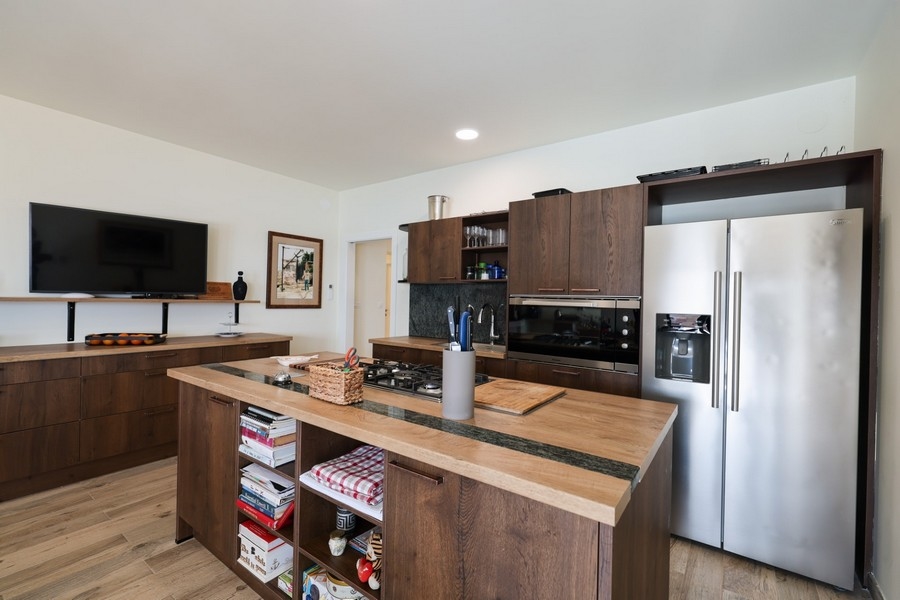 Andra kökshöjd med träskåpsfronter och moderna apparater i en villa till salu på ön Ugljan