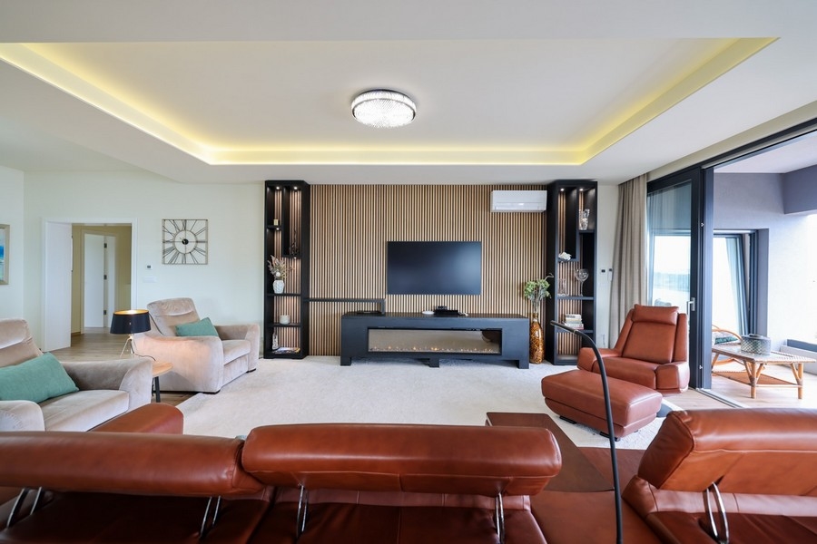 Elegant vardagsrum med moderna möbler och indirekt belysning i en villa till salu på ön Ugljan