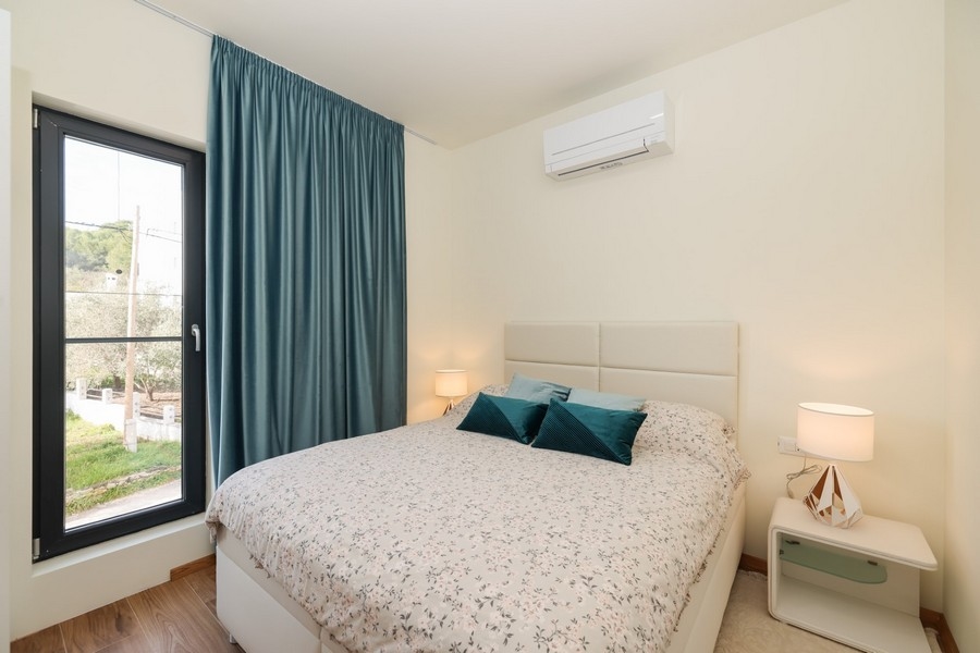 Dubbelrum med ljusa färger och fönsterutsikt i villa på ön Ugljan, bjuds ut till försäljning.