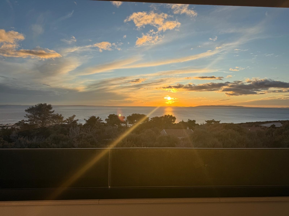 Nuvarande byggstatus för en modern villa i Novalja, Kroatien, med unik design och delvis färdigställande