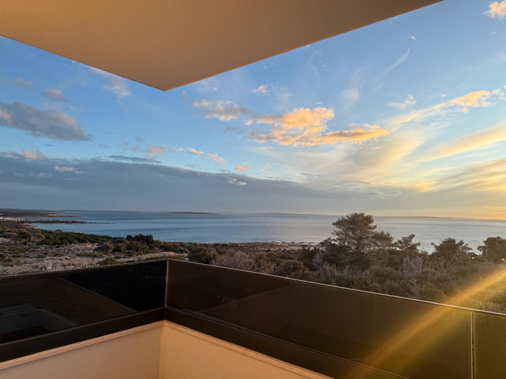 Avancerad konstruktion av en modern villa i Novalja, Kroatien, med exteriör utsikt och öppen planlösning