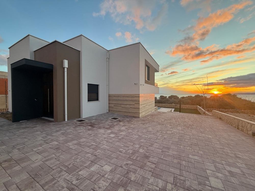 Entré till en modern villa under uppbyggnad till salu i Novalja, Kroatien, med utsikt över den omgivande landsbygden