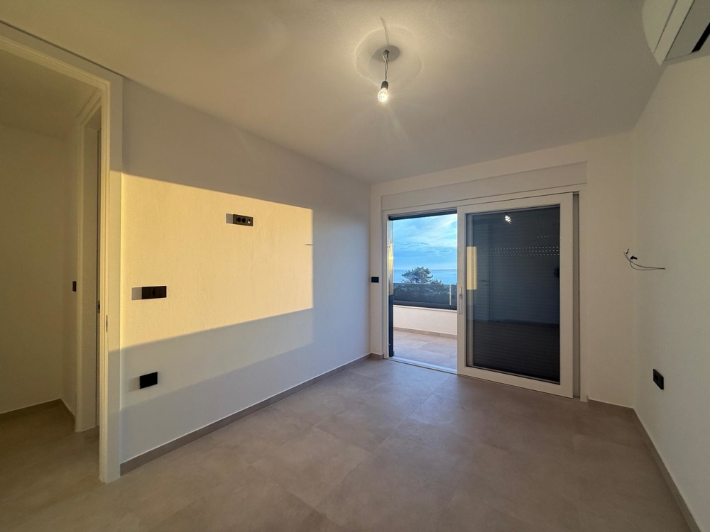 Sovrum och terrassutsikt.