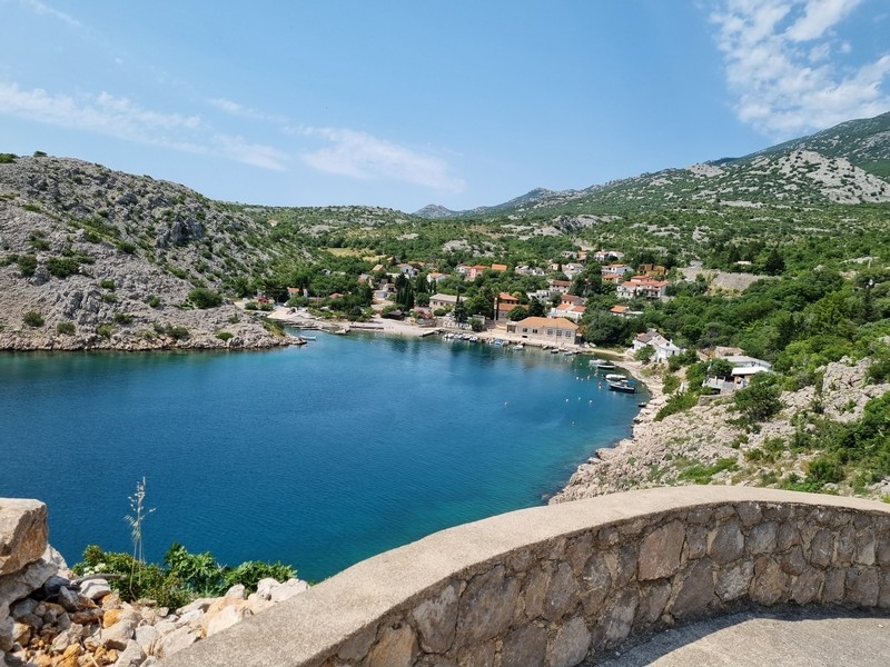 Utsikt över havet och omgivande hus i Karlobag, Kroatien, sett från ett hyreshus till salu