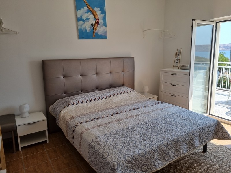 Dubbelrum med konstverk på väggen i ett hyreshus till salu i Karlobag, Kroatien.