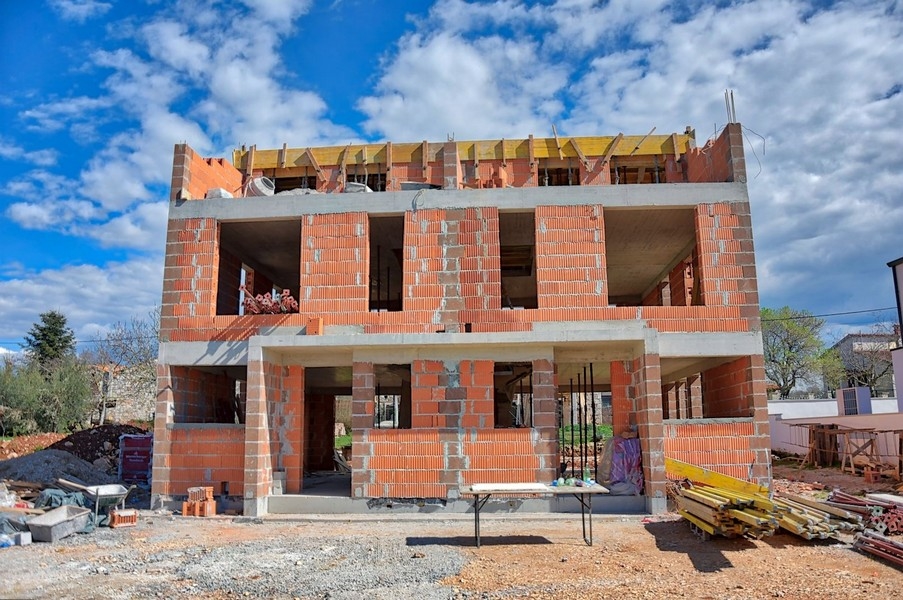 Skal av parhuset, sidoperspektiv, under konstruktion