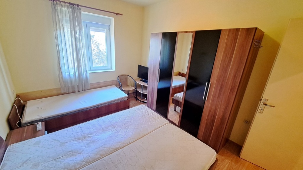 Rymligt sovrum med stor säng och arbetsplats, en del av en strandfastighet i Kroatien