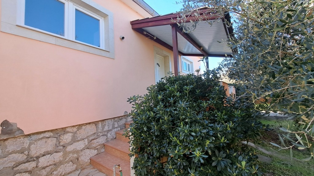 Husfront med veranda och medelhavsväxter, fastighet vid havet i Kroatien