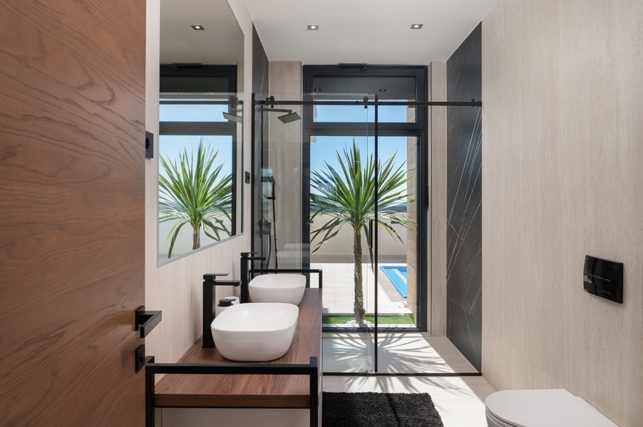 Lyxigt badrum med dubbla handfat i en villa till salu i Razanac, Zadar-regionen, Kroatien, med direkt utsikt över poolen och havspanorama.