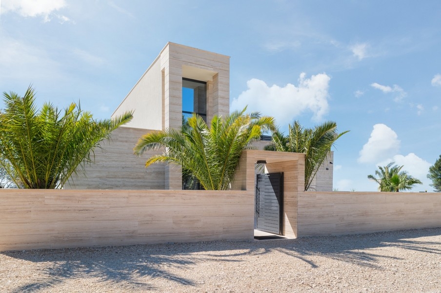 Villa till salu i Razanac, Zadar, Kroatien - huvudentré med palmer