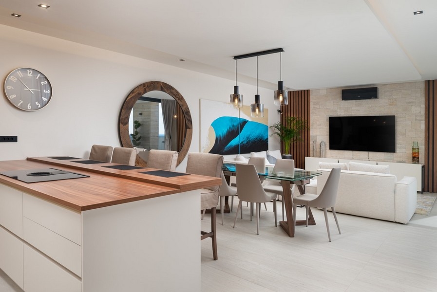 Villa till salu i Razanac, Zadar, Kroatien - Öppen planlösning med vardagsrum och matplats