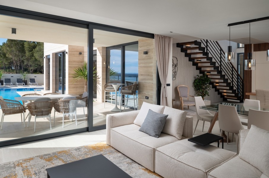 Villa till salu i Razanac, Zadar, Kroatien - Vardagsrum med tillgång till terrass