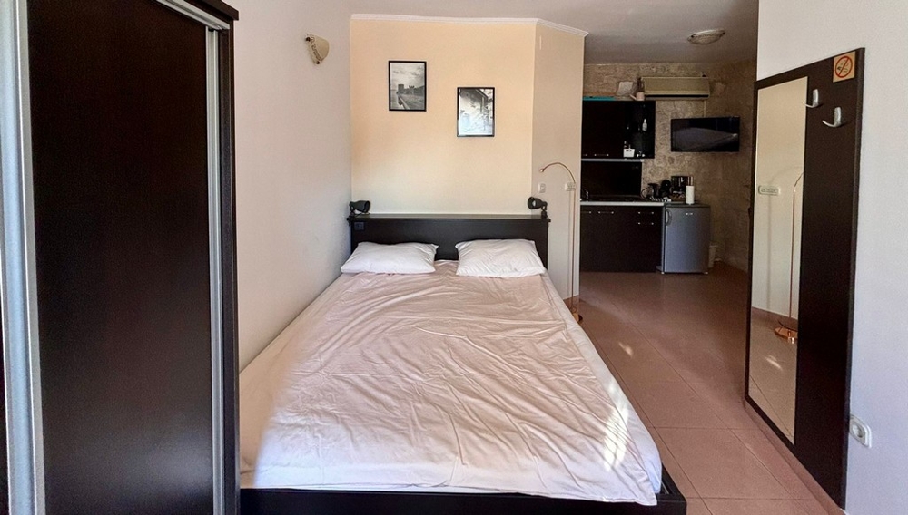 Alternativ utsikt över det ljusa badrummet med duschkabin i en fastighet i Kroatien