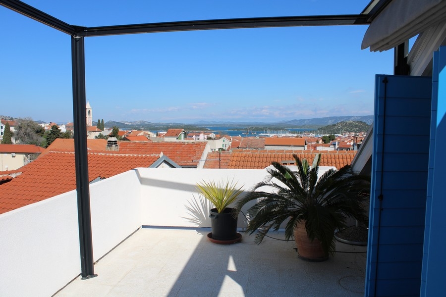 Havsutsikt från stenhus i Murter, Kroatiens fastigheter