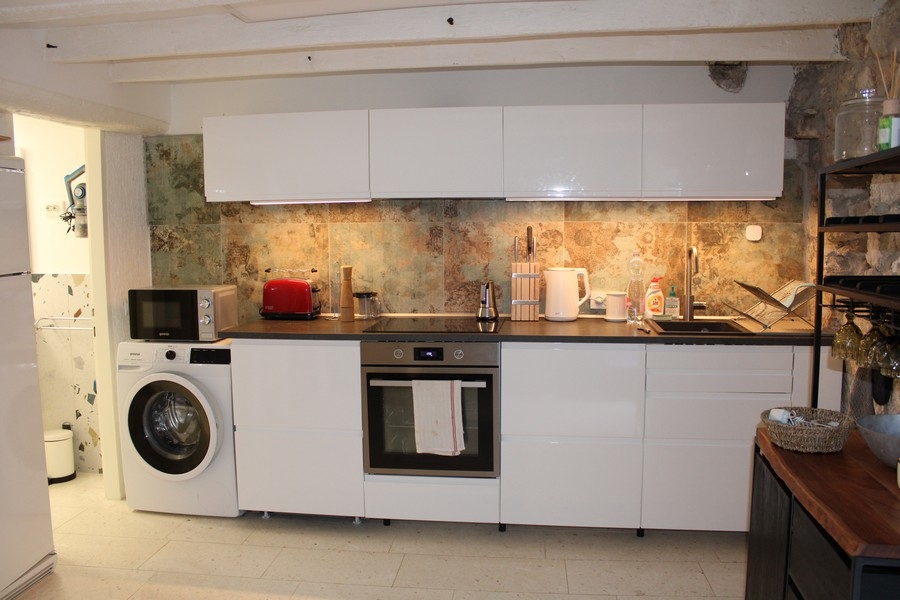 Fullt utrustat kök i renoverat hus i Murter, till salu i Kroatien