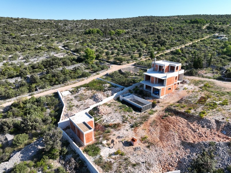 Sidovy av en tvåvåningsvilla med havsutsikt i Kroatien i skymningen