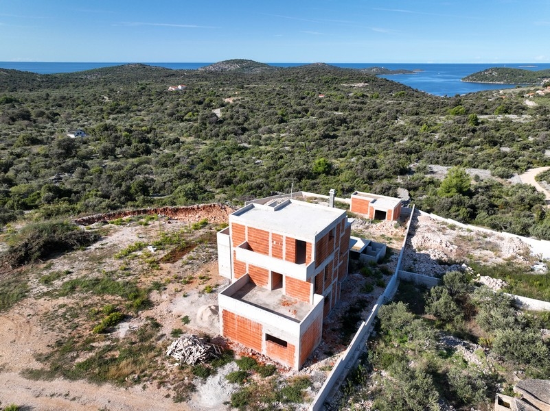 Detaljerad bild av en jacuzzi på terrassen på den kroatiska fastigheten med utsikt över solnedgången