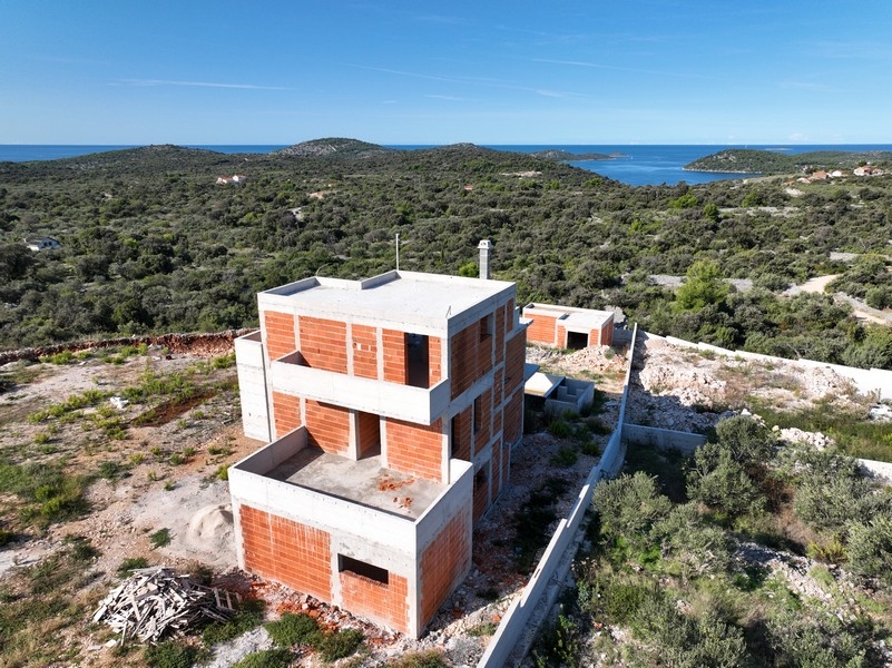 Modernt designat kök med ö i en villa med havsutsikt i Kroatien, naturligt ljus