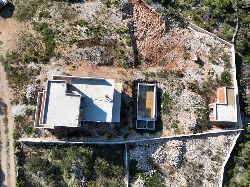 Stilrent vardagsrum med stora fönster i en kroatisk fastighet, havsutsikt