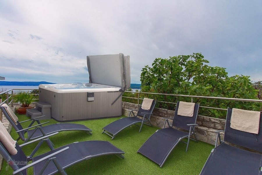 Takterrass med jacuzzi och solstolar, fastighet i Kroatien med havsutsikt