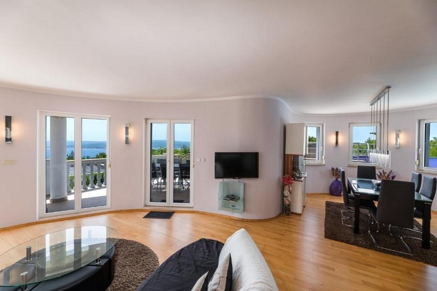 Vardagsrum i ett hyreshus i Kroatien med öppen planlösning och tillgång till terrassen med havsutsikt