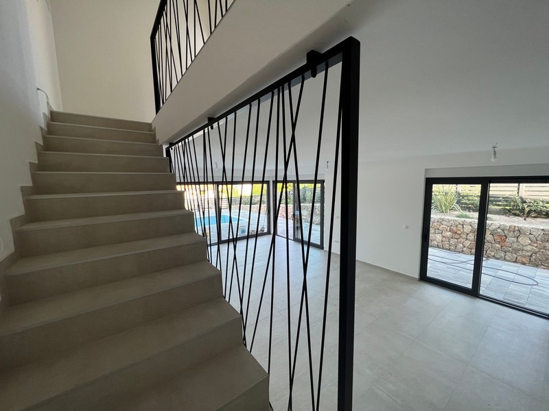 Rum med direkt tillgång till terrassen, ett typiskt inslag för fastighetsbranschen i Kroatien.