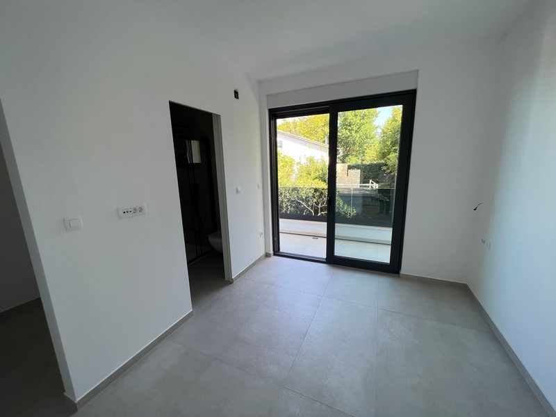 Designade badrum med modern inredning, som ofta finns i nyare fastigheter i Kroatien.