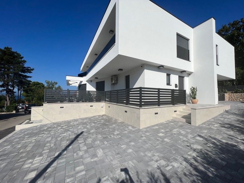 Elegant yttre perspektiv av en villa i Njivice, som visar charmen på fastighetsmarknaden i Kroatien.