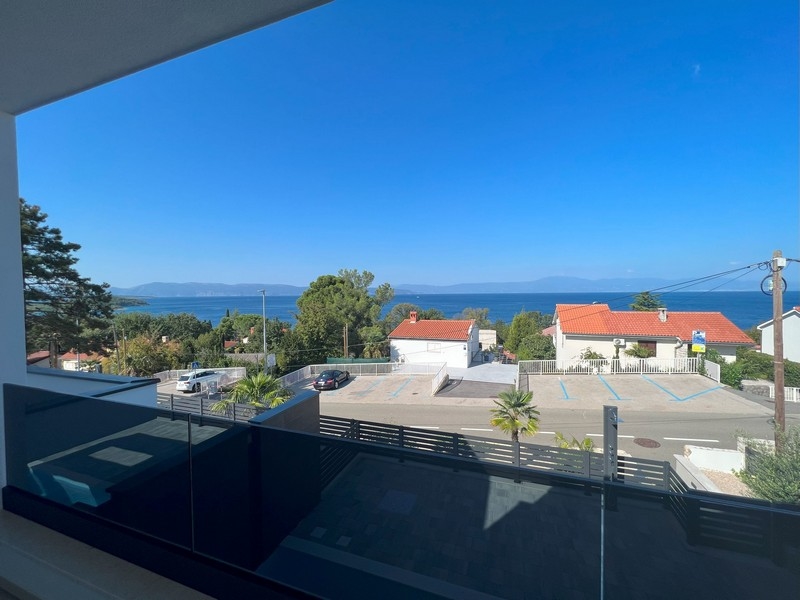 Terrassutsikt över havet från en modern villa, en höjdpunkt för fastigheter i Kroatien, i Njivice-regionen.