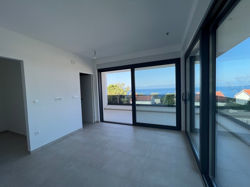 Rymligt vardagsrum med tillgång till utomhusområden, ett kvalitetsinslag i fastigheter i Kroatien.