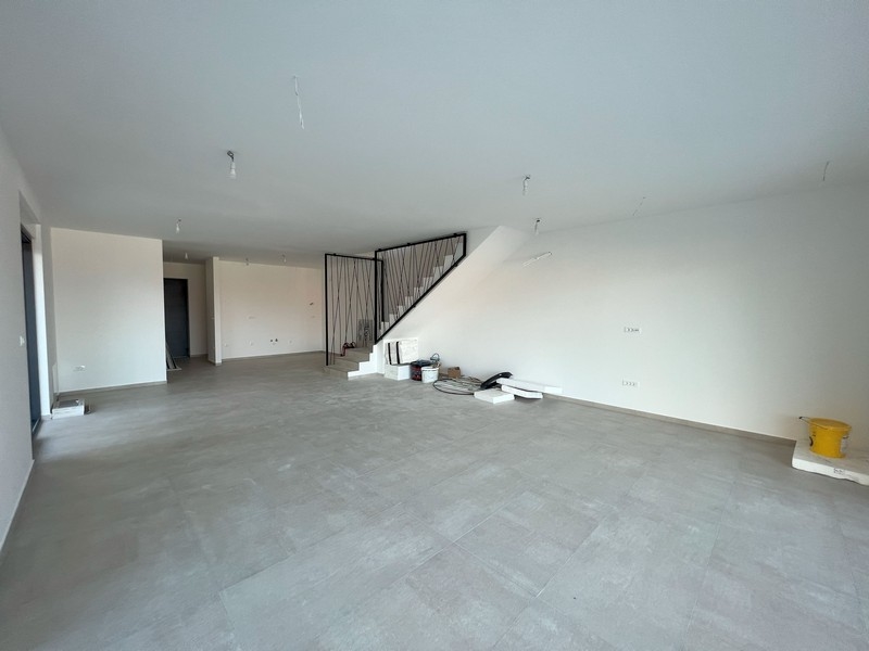 Övervåningens interiörvy som visar öppen design och rummets ljusstyrka, vilket är önskvärt för fastigheter i Kroatien.