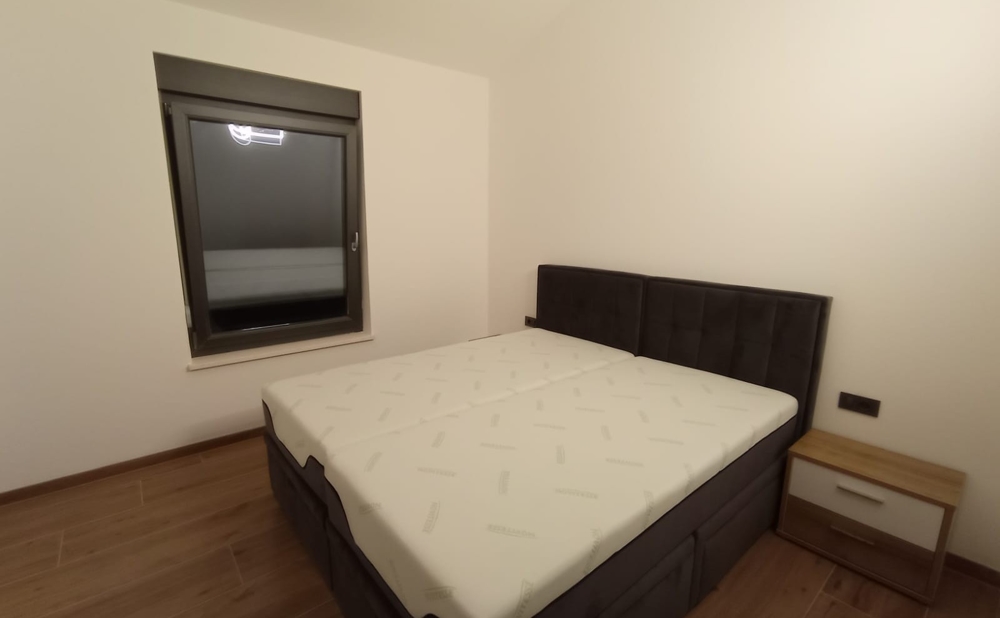 Enkelt sovrum med dubbelsäng i en fastighet i Kroatien, nattfönstret stängt.