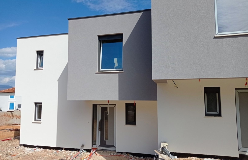 Exteriörvyn av en nyligen färdigställd fastighet till salu i Kroatien under dagen.