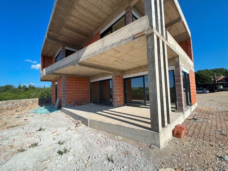 Täckt terrass med utsikt över grönskan och en rymlig trädgård - H2966