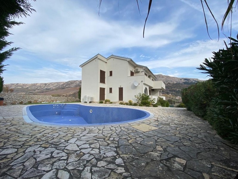 Exteriör vy av ett vitt hus med en rund pool och stenväg, Kroatien fastigheter