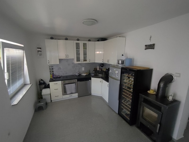 Modernt kök i huset, ett försäljningsargument för att köpa ett hus i Kroatien