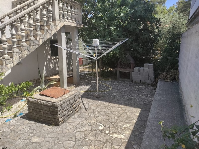 Trädgårdsområde med klädstreck, lämplig för annonser för att köpa ett hus i Kroatien