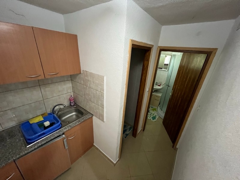 Litet kök med en angränsande hall i en fastighet på ön Krk, visar en minimalistisk stil.