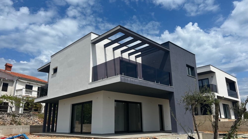 Fastigheter Kroatien, staden Krk, ön Krk Villa till salu - Utsikt över en modern villa med balkong och pergola