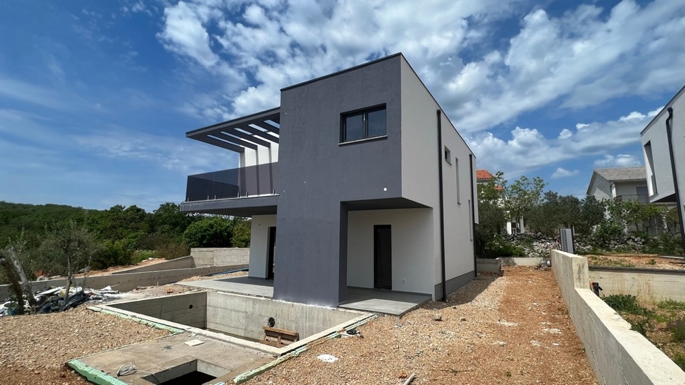 Fastigheter Kroatien, staden Krk, ön Krk Villa till salu - sidovy av en modern villa med betonggrund och omgivande landskap