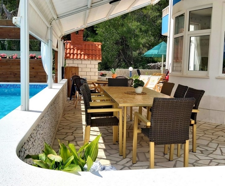 Exteriör vy av ett hyreshus med havsutsikt, hus nära havet