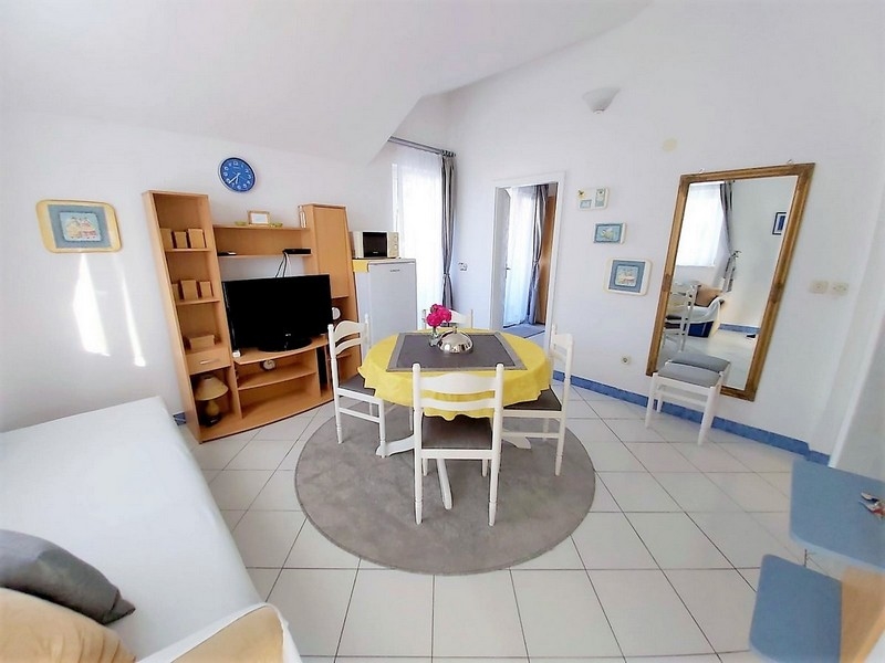 Sovrum med balkong i ett hyreshus, hus nära havet