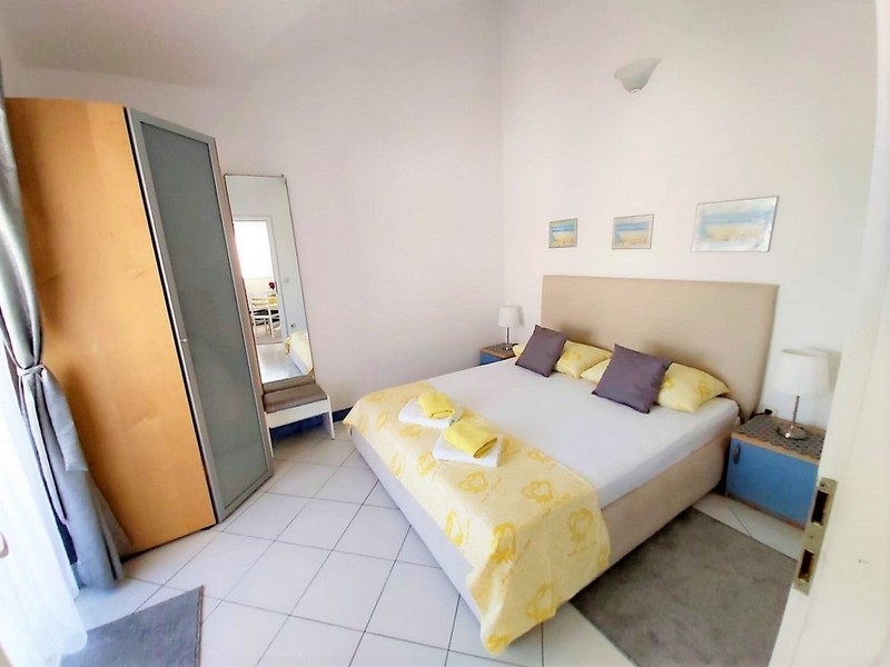 Sovrum i hyreshus med havsutsikt, hus nära havet