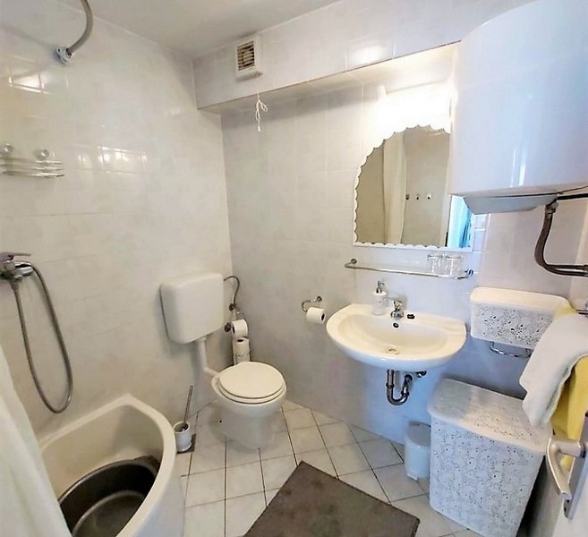 Badrum i hyreshus med havsutsikt, hus nära havet