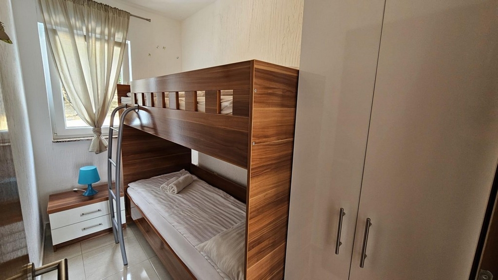 Rum med våningssäng i ett renoverat parhus med havsutsikt i Dramalj, Crikvenica-regionen